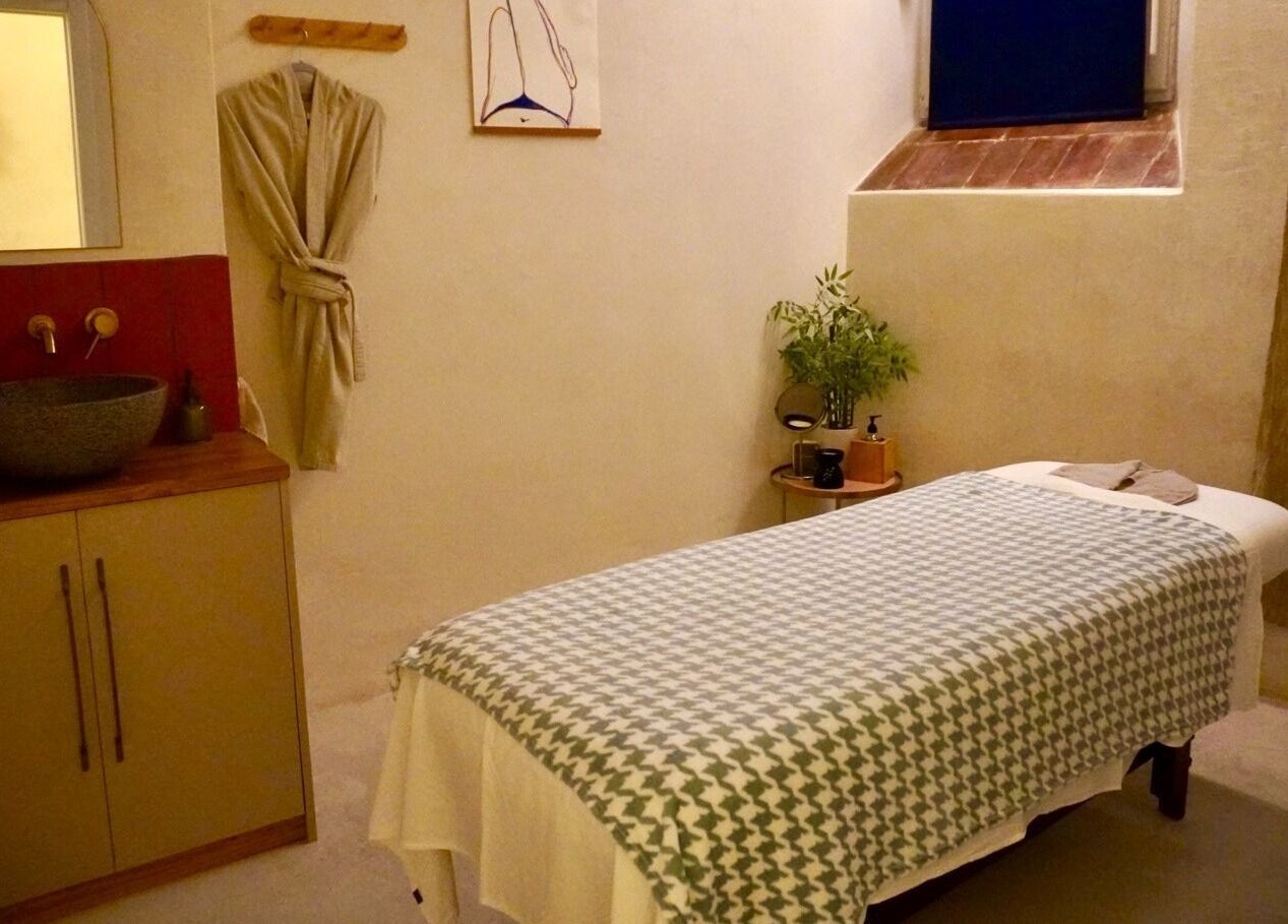 Relaxing massage room at Sant Sever Massage, Barcelona, Catalunya, ES, featuring a cozy massage table.