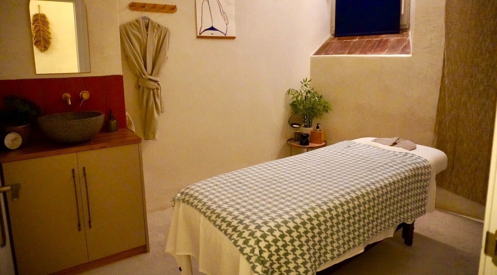 Relaxing massage room at Sant Sever Massage, Barcelona, Catalunya, ES, featuring a cozy massage table.