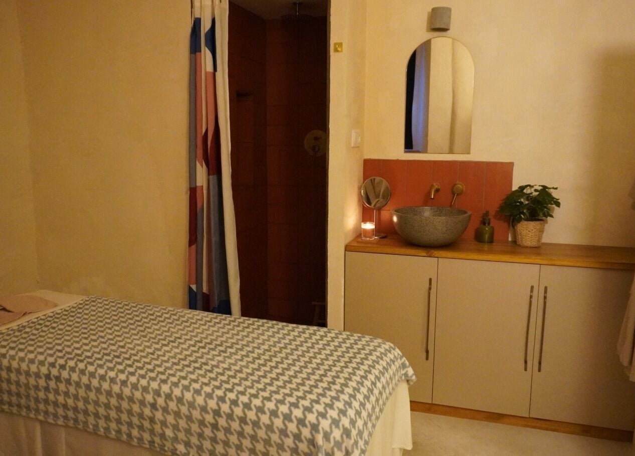 Relaxing massage room at Sant Sever Massage, Barcelona, Catalunya, ES, featuring a cozy bed and calming ambiance.