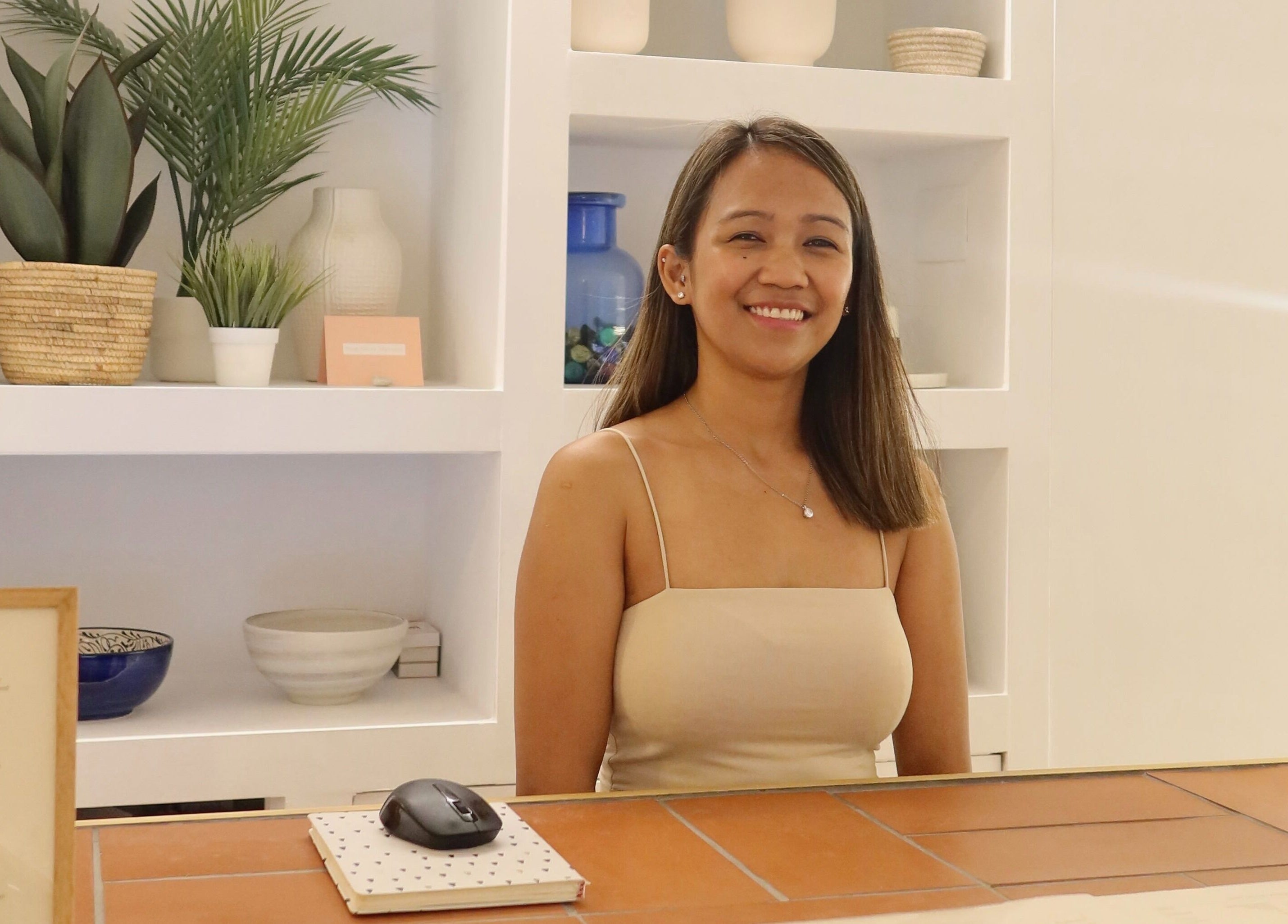 Reception at Sant Sever Massage, Barcelona, Catalunya, ES. Smiling receptionist enhances the calming ambiance.