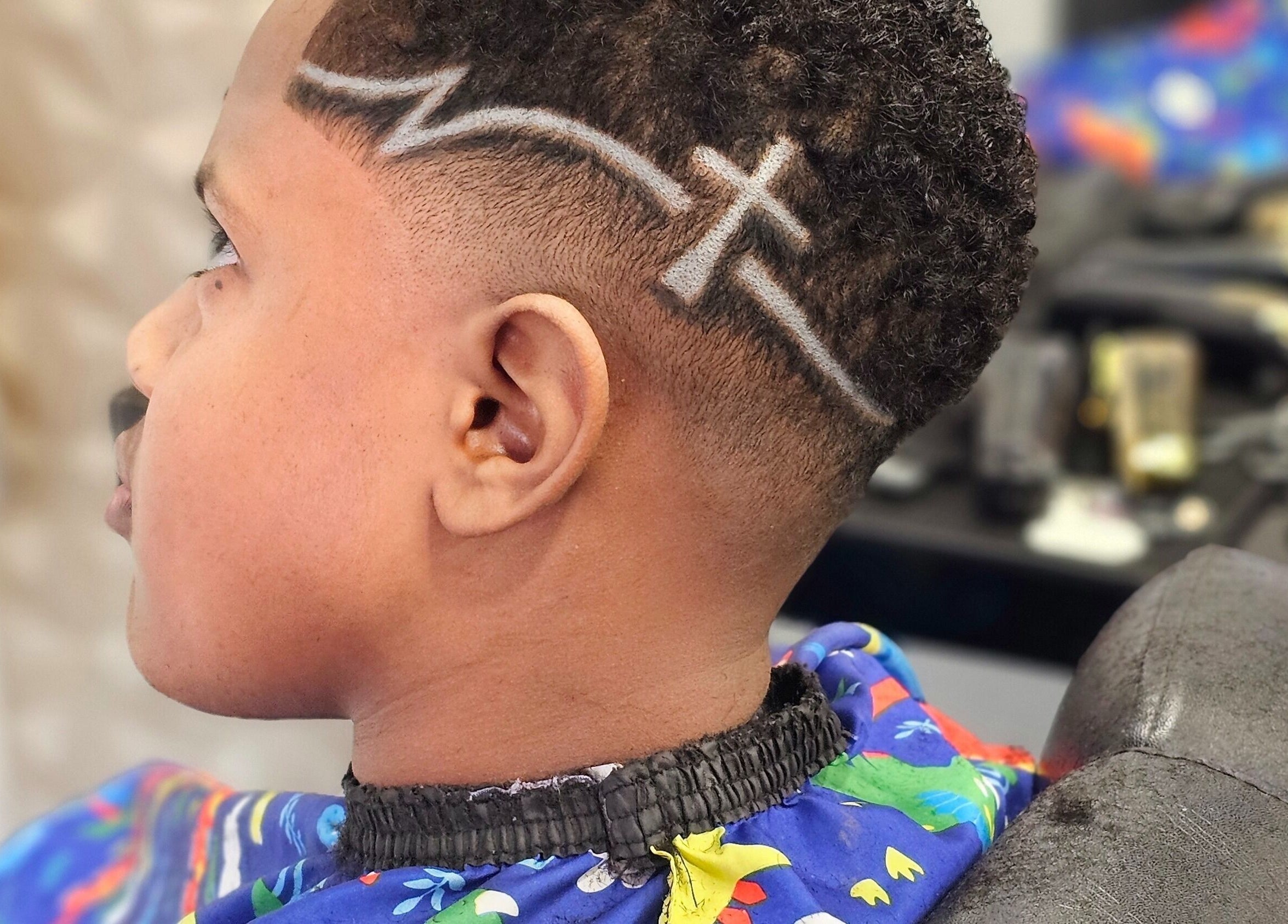 Coupe artistique avec motif croisé chez Bro Cutz Barber à Corbeil-Essonnes, Île-de-France, FR.