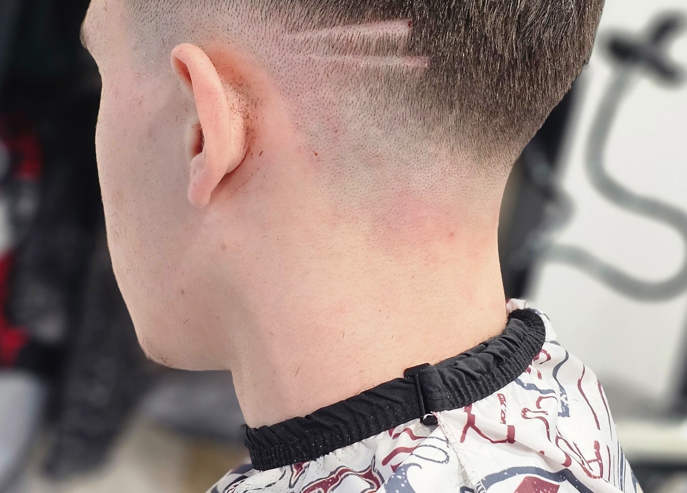 Style tendance à Bro Cutz Barber, Corbeil-Essonnes, Île-de-France, FR, mettant en valeur un dégradé soigné.