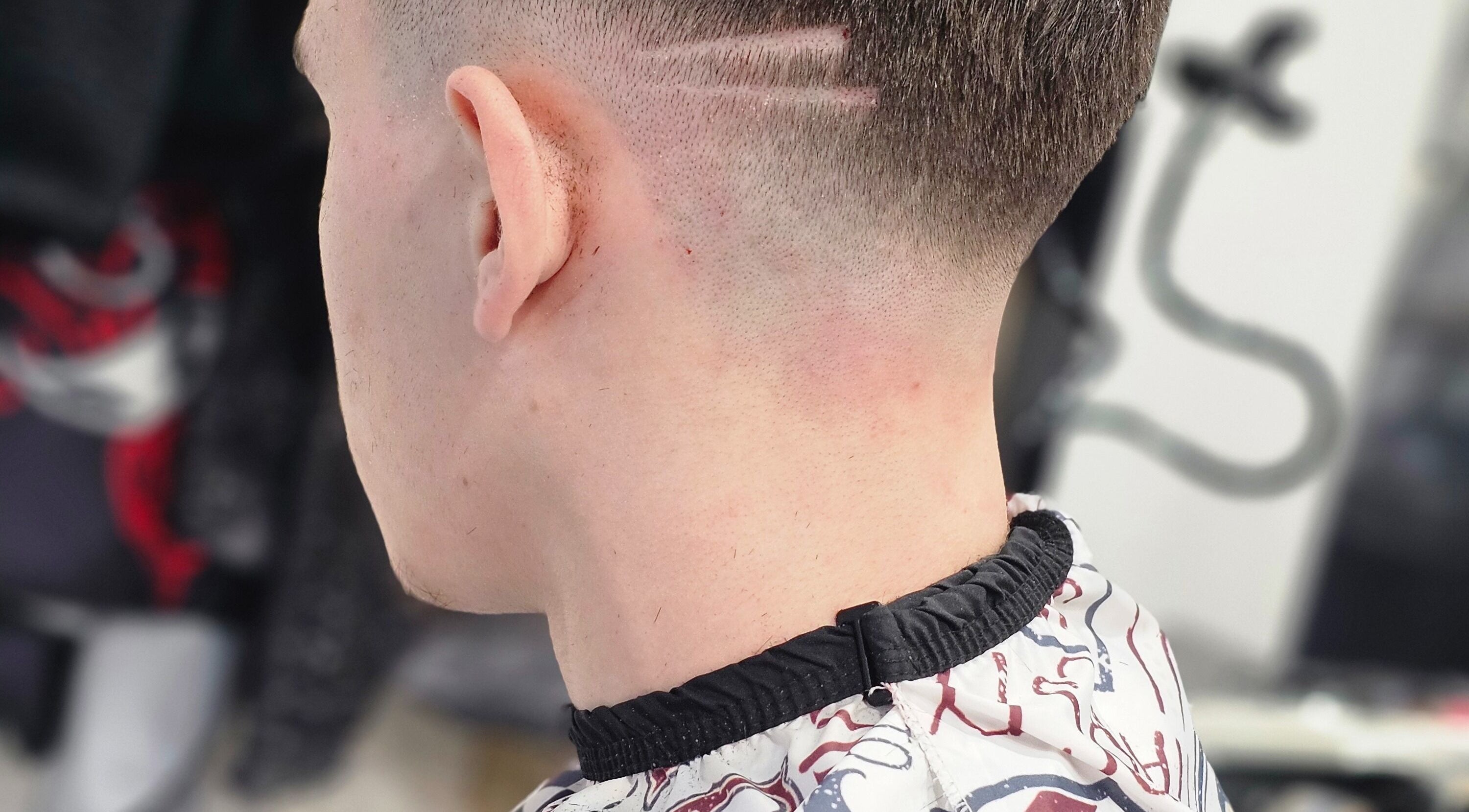 Style tendance à Bro Cutz Barber, Corbeil-Essonnes, Île-de-France, FR, mettant en valeur un dégradé soigné.
