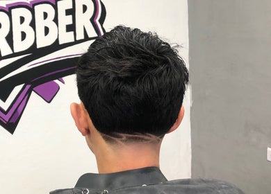 Corte moderno en CityBarbber, Villa Elvira, Provincia De Buenos Aires, AR, con diseño afeitado único.
