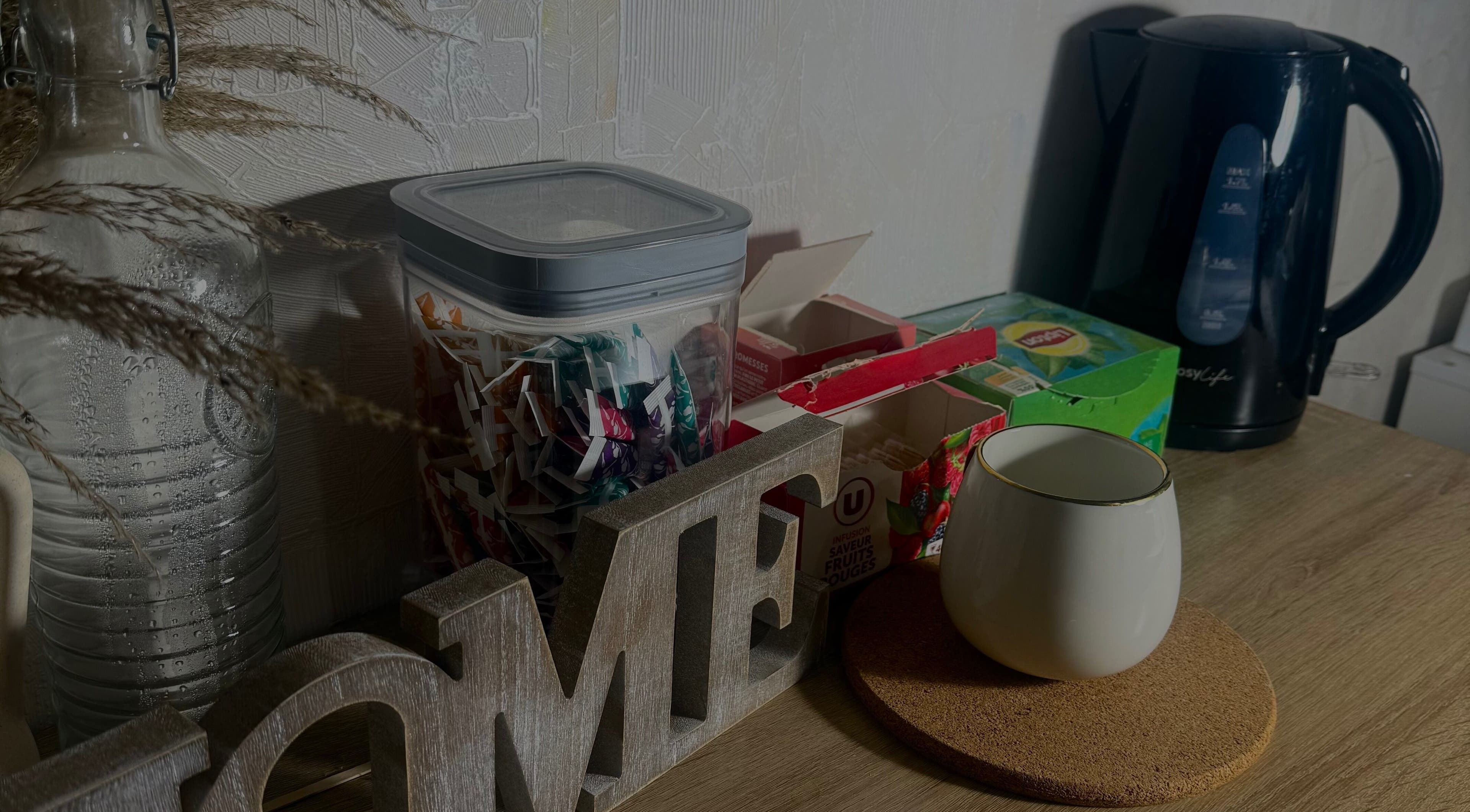 Coin thé avec théière, tasse et décor chez Éclats de Ruby, Poitiers, Nouvelle-Aquitaine, FR.
