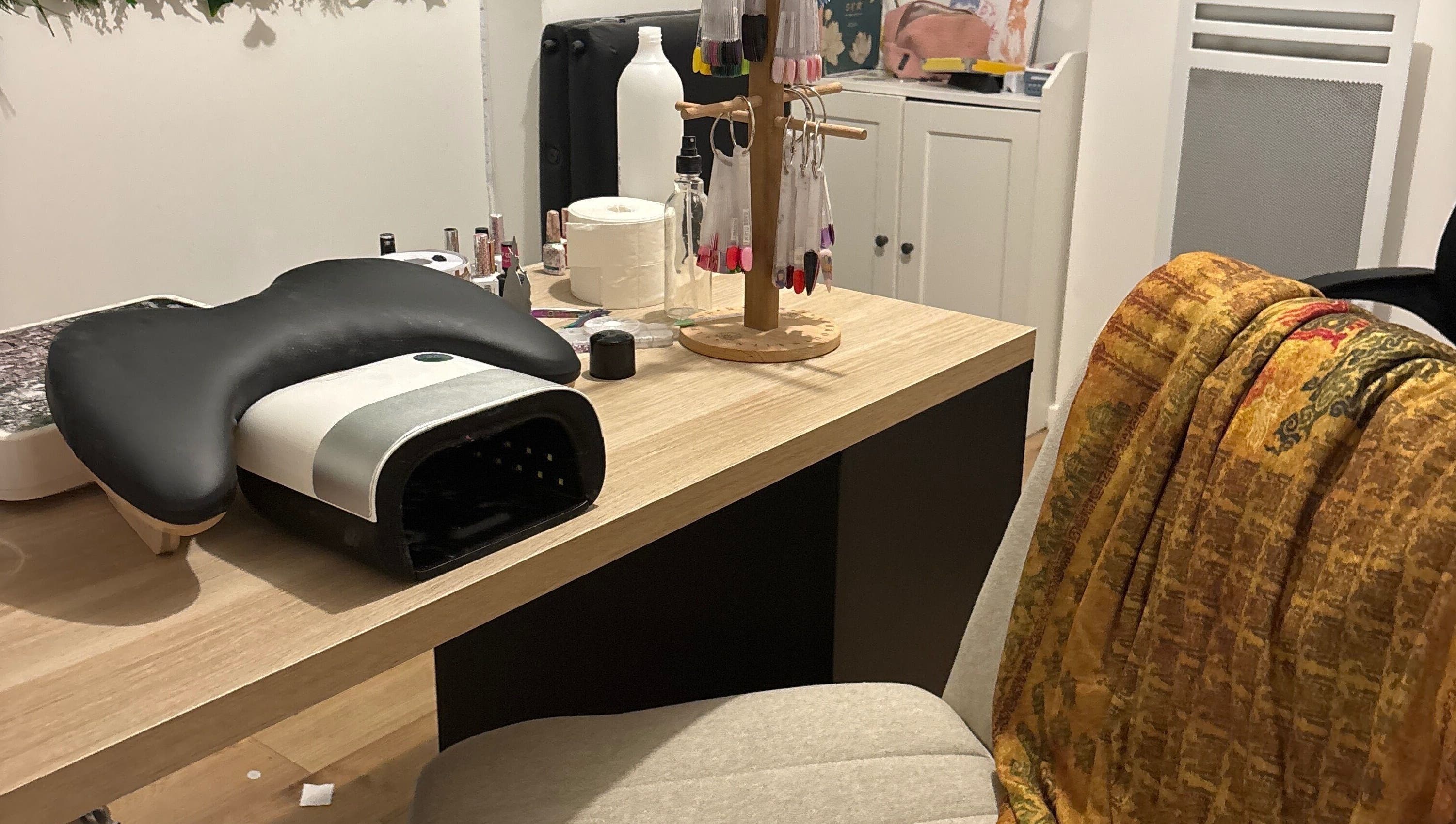 Station manucure élégante à Aphrodinails, Marles-en-brie, Île-de-France, FR, avec lampe UV et nuancier.