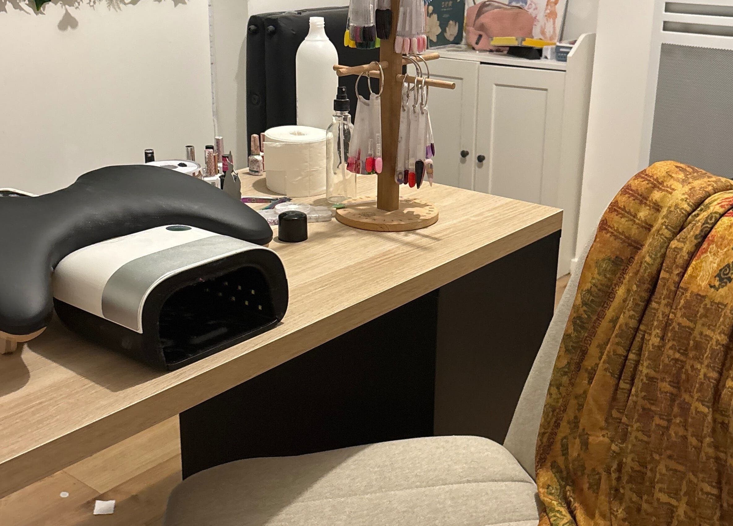 Station manucure élégante à Aphrodinails, Marles-en-brie, Île-de-France, FR, avec lampe UV et nuancier.