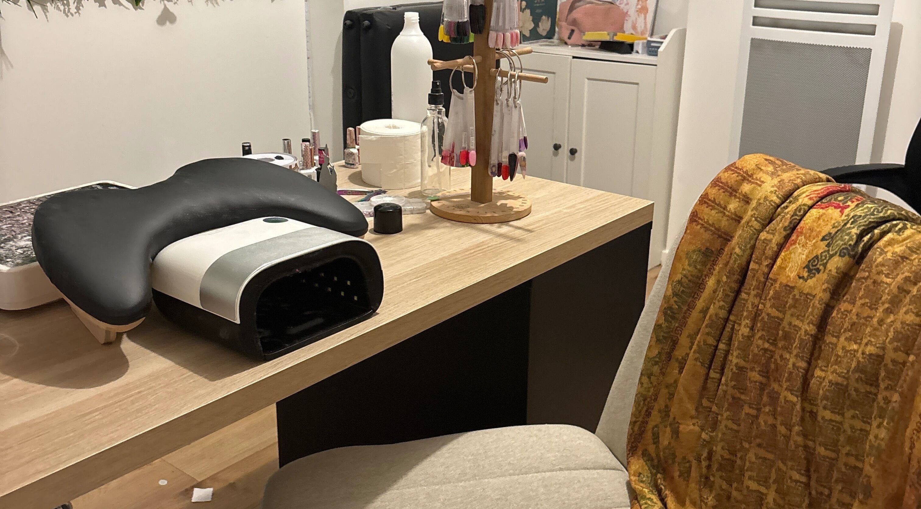 Station manucure élégante à Aphrodinails, Marles-en-brie, Île-de-France, FR, avec lampe UV et nuancier.