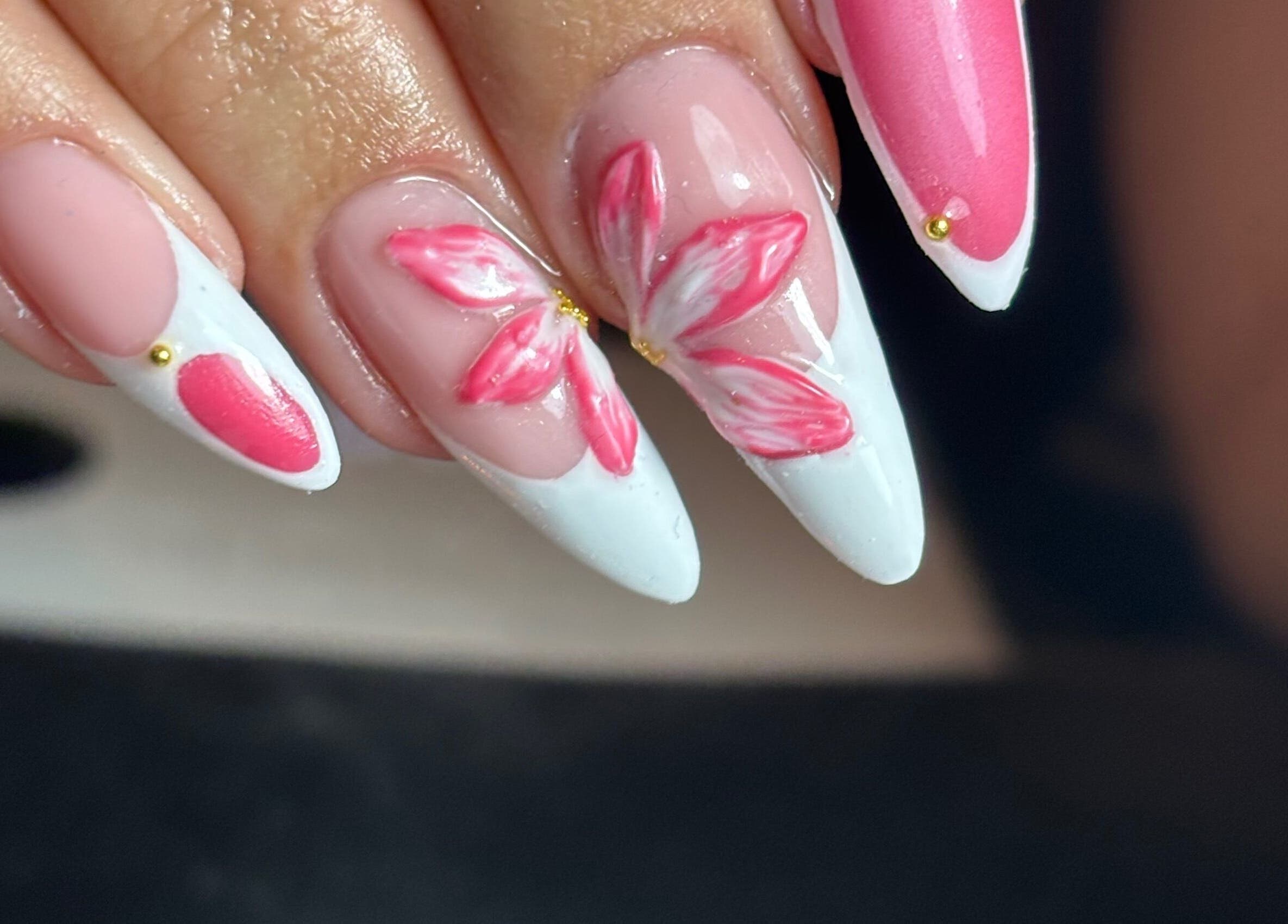 Design floral rose sur ongles chez Aphrodinails, Marles-en-brie, Île-de-france, FR.