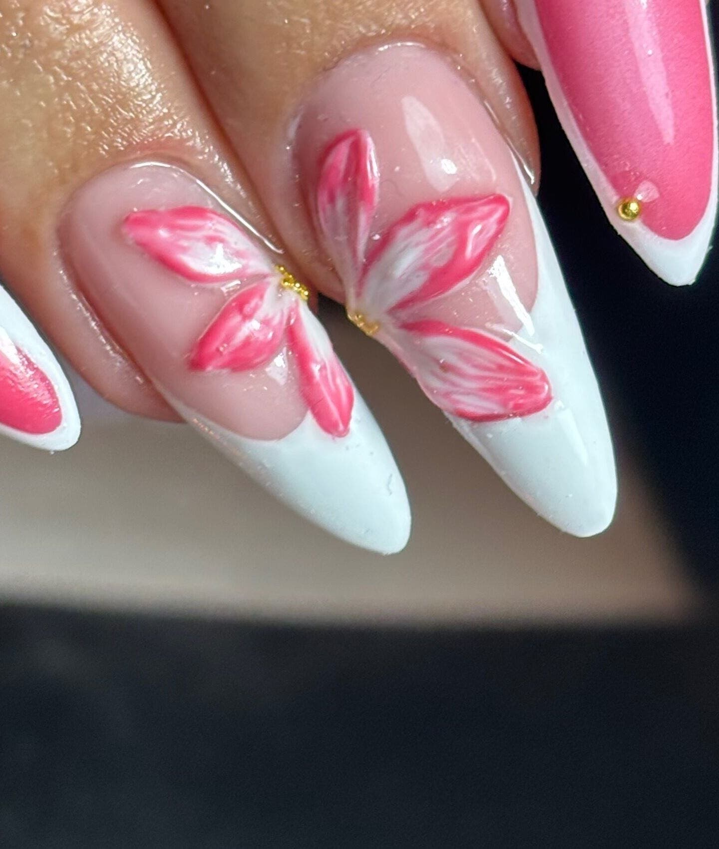 Design floral rose sur ongles chez Aphrodinails, Marles-en-brie, Île-de-france, FR.