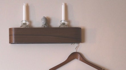 Elegant wooden shelf with candles at Rafaëlle Rotunno Massothérapie, Pointe-claire, Québec, CA.