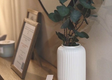 Elegant vase with greenery at Rafaëlle Rotunno Massothérapie, Pointe-claire, Québec, CA.