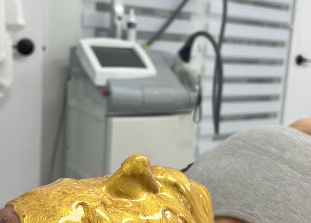 Luxurious gold facial mask at LaserGlam, Laval, Québec, CA, enhancing skincare with advanced treatment technology.