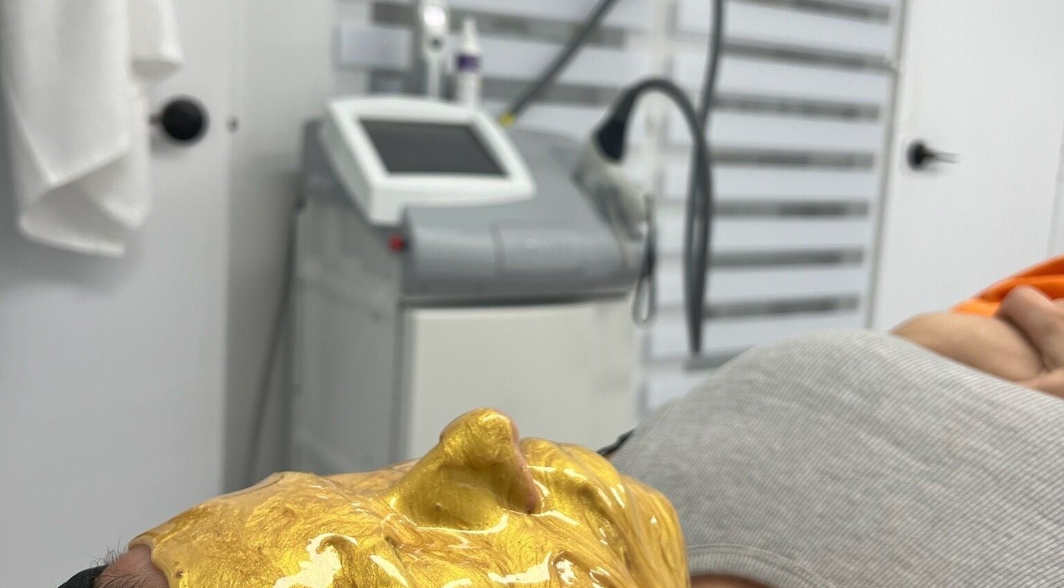 Luxurious gold facial mask at LaserGlam, Laval, Québec, CA, enhancing skincare with advanced treatment technology.