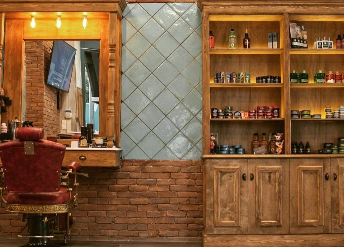 Εσωτερικό στο Blinders Barbershop, Αθήνα, GR με κλασική διακόσμηση και καρέκλα κουρείου.