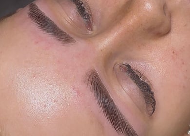 Expert eyebrow styling at Bykelsigallagher, Stoneyburn, Scotland, GB for flawless beauty enhancement.