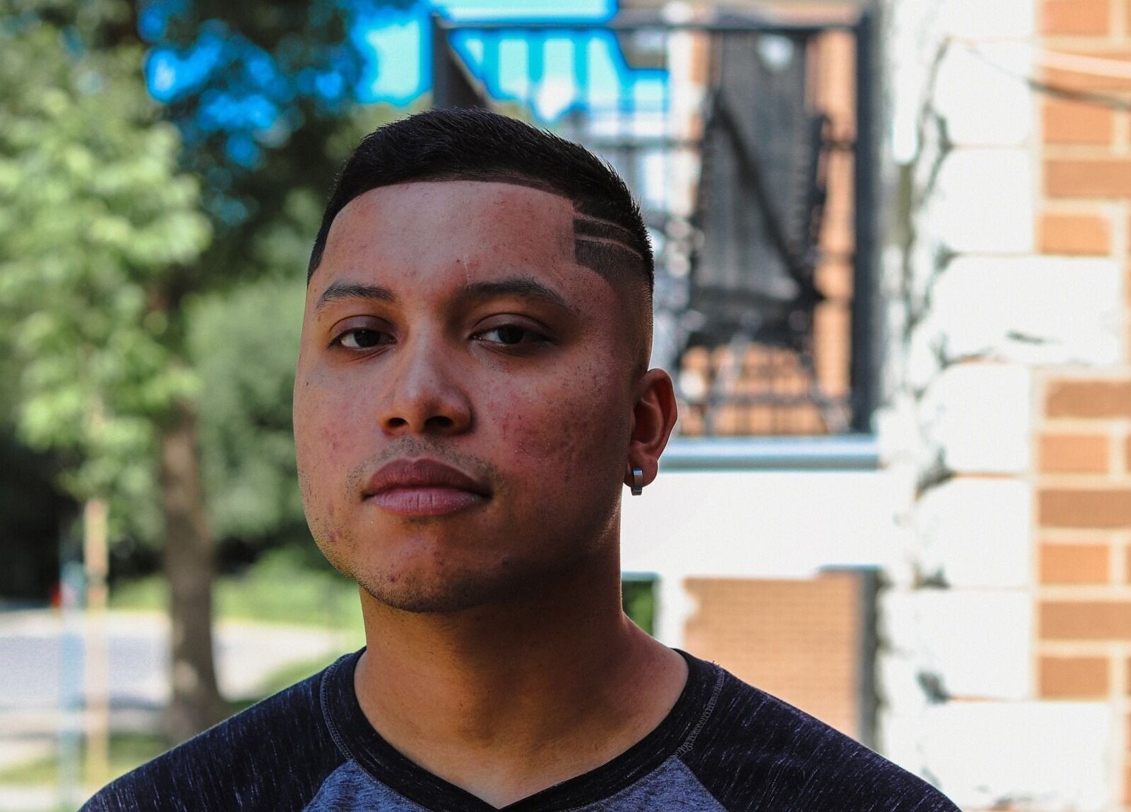 Modern haircut style at Le St-Graal BarberShop, Québec, Québec, CA with a trendy urban backdrop.