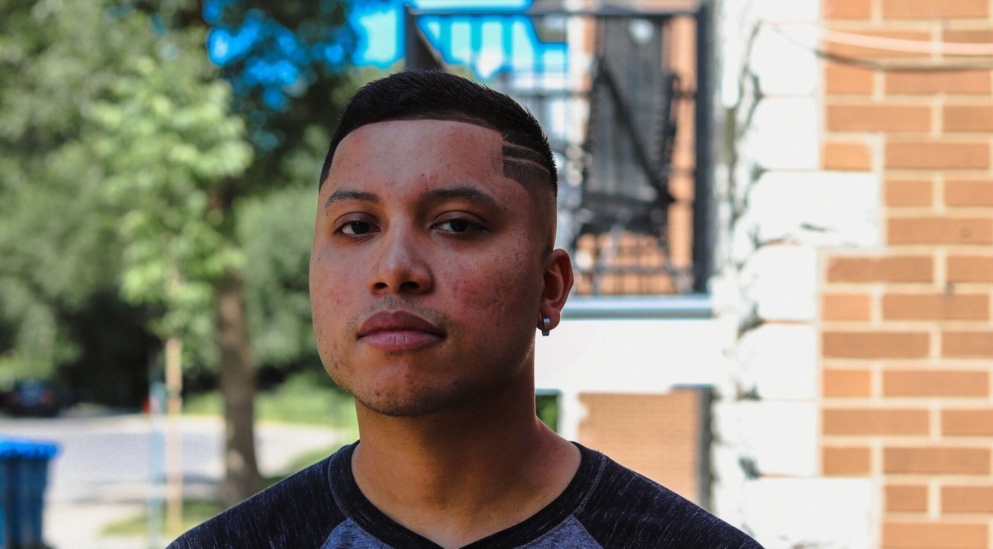 Modern haircut style at Le St-Graal BarberShop, Québec, Québec, CA with a trendy urban backdrop.
