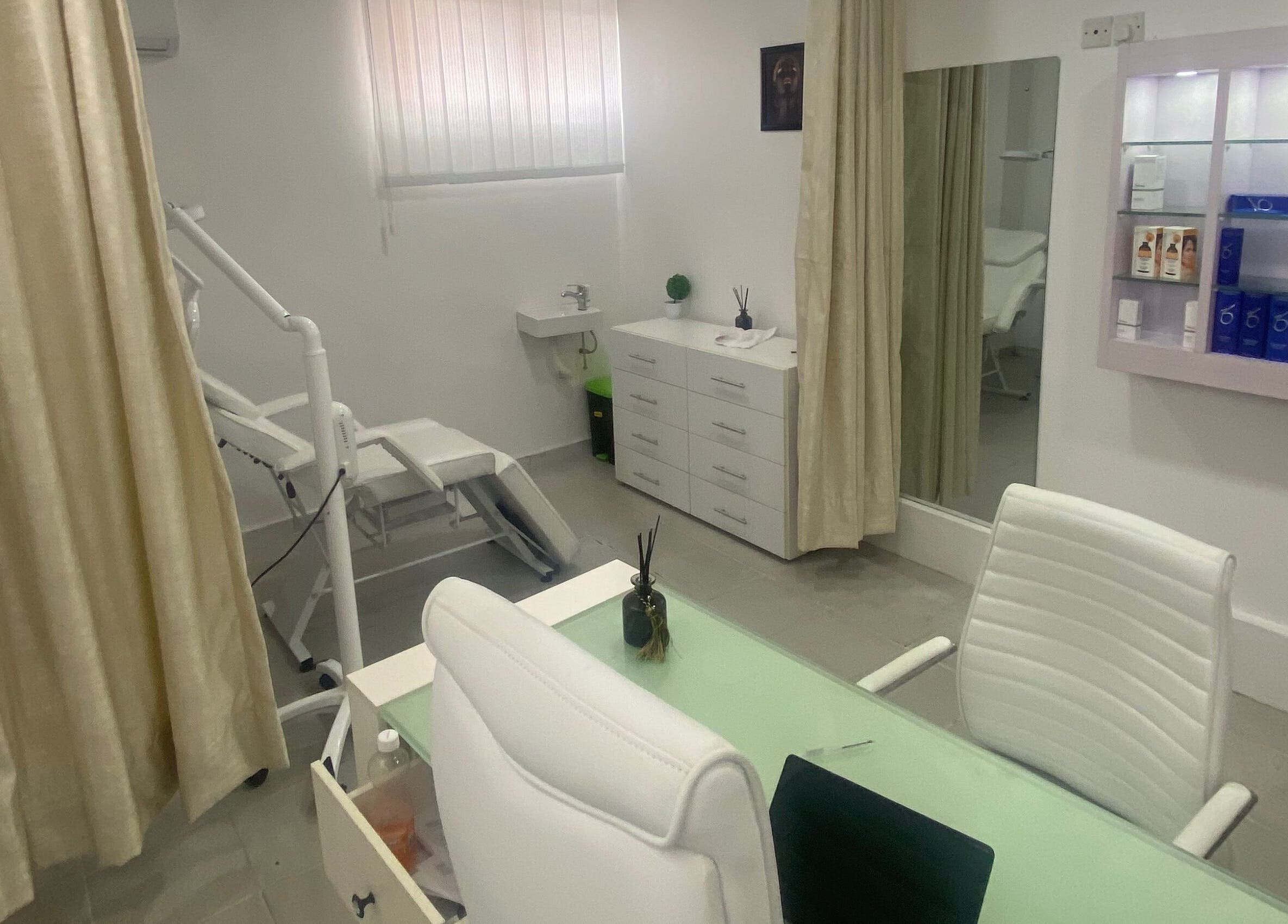 BOTOX-LAGOS treatment room with modern décor in Lekki, Lagos, NG.