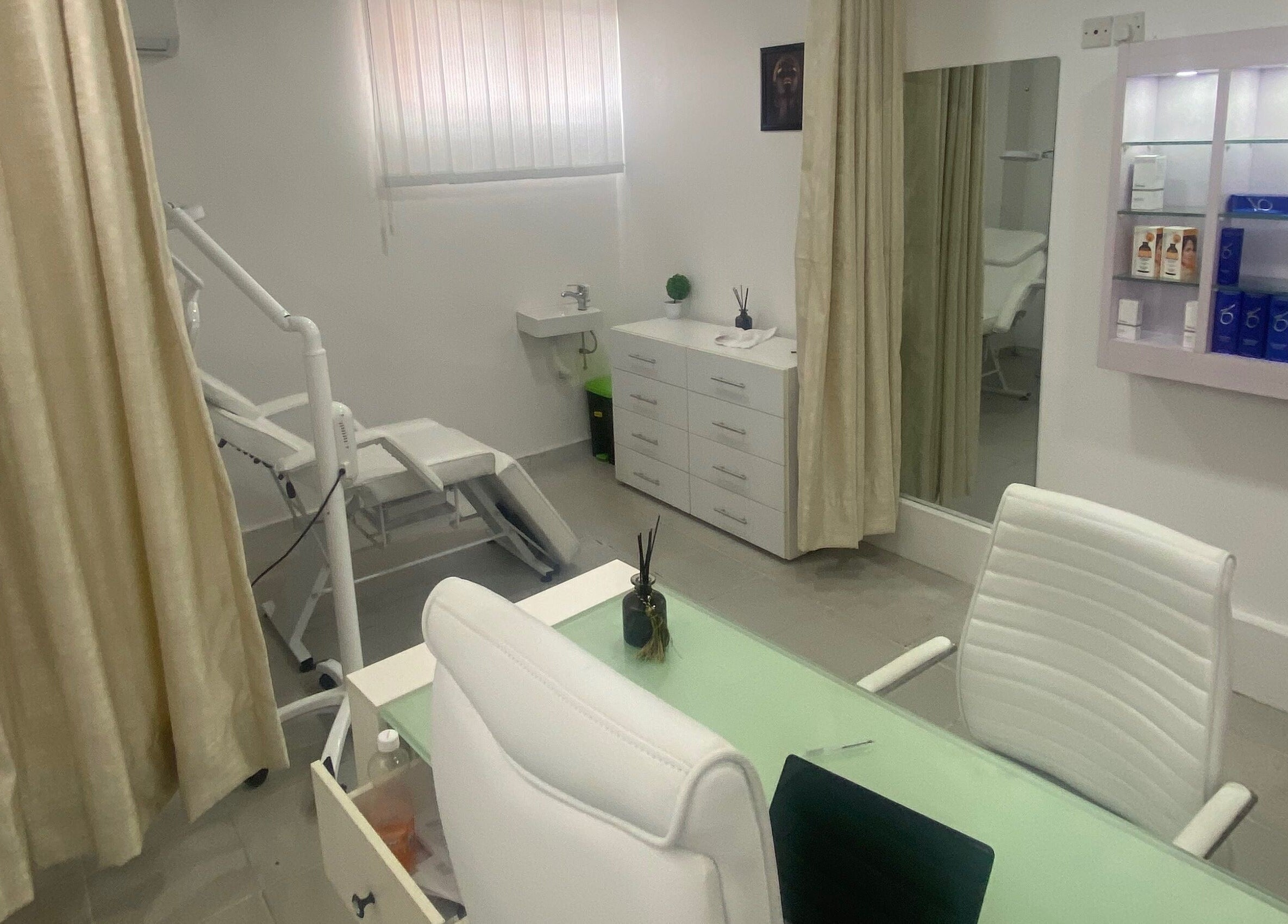 BOTOX-LAGOS treatment room with modern décor in Lekki, Lagos, NG.