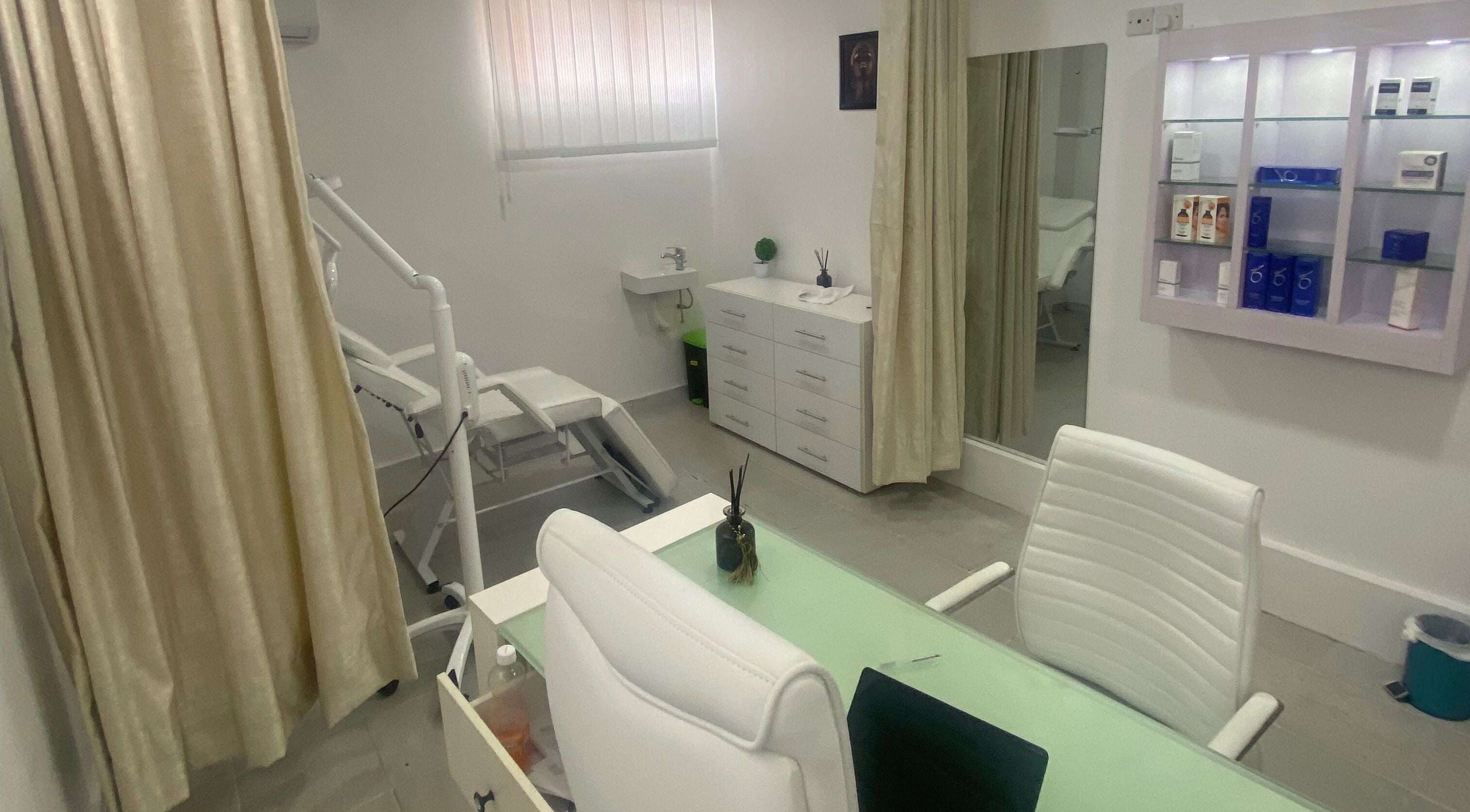 BOTOX-LAGOS treatment room with modern décor in Lekki, Lagos, NG.