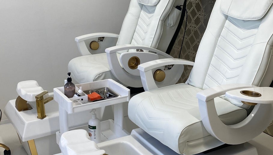 Komfortable Wellness-Stühle bei Brow Lash Care in Leibnitz, Steiermark, AT, ideal für Entspannung.