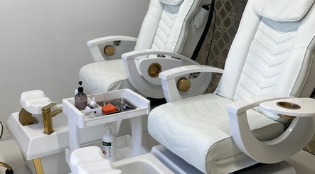 Komfortable Wellness-Stühle bei Brow Lash Care in Leibnitz, Steiermark, AT, ideal für Entspannung.
