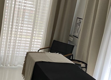 Behandlungsraum bei Brow Lash Care in Leibnitz, Steiermark, AT mit Tageslicht und entspannter Atmosphäre.