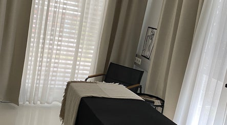 Behandlungsraum bei Brow Lash Care in Leibnitz, Steiermark, AT mit Tageslicht und entspannter Atmosphäre.