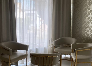 Elegantes Wartezimmer bei Brow Lash Care, Leibnitz, Steiermark, AT mit modernen Sesseln und stilvollen Vorhängen.