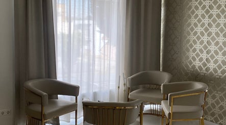 Elegantes Wartezimmer bei Brow Lash Care, Leibnitz, Steiermark, AT mit modernen Sesseln und stilvollen Vorhängen.