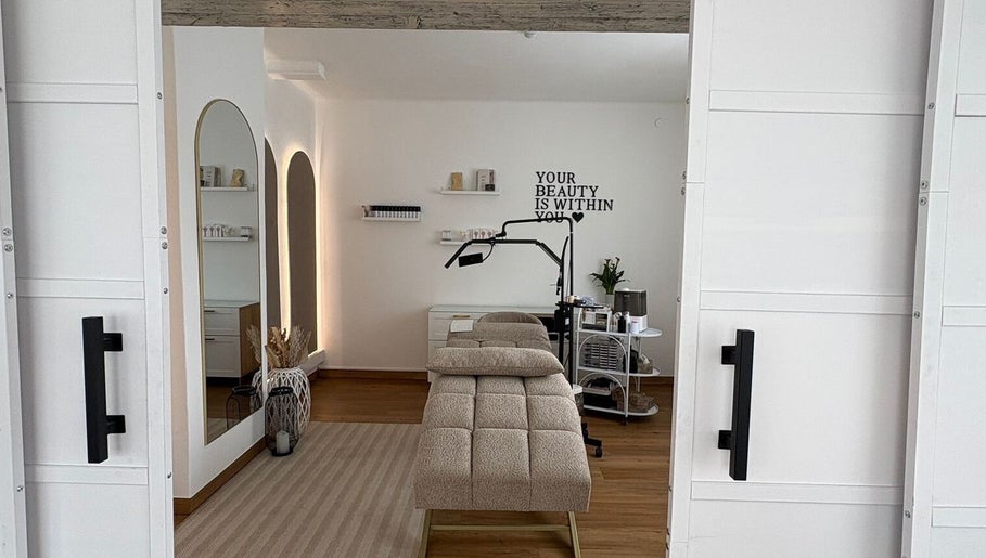 Einladender Behandlungsraum bei Brow Lash Care, Heimschuh, Steiermark, AT.