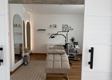 Einladender Behandlungsraum bei Brow Lash Care, Heimschuh, Steiermark, AT.