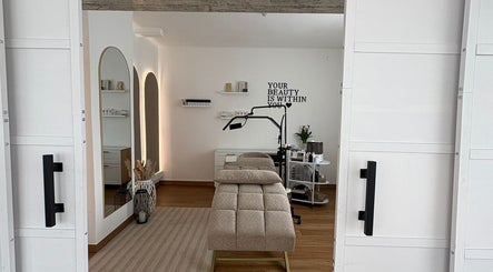 Einladender Behandlungsraum bei Brow Lash Care, Heimschuh, Steiermark, AT.