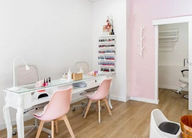 Interior elegante de Rose Nails and Beauty en Madrid, Comunidad De Madrid, ES con sillas rosas y mesa moderna.