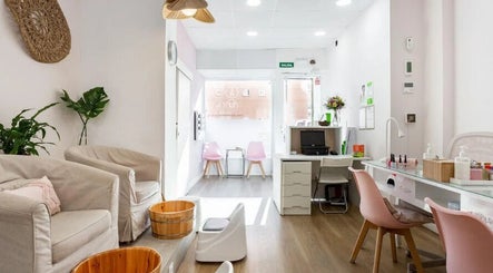 Interior acogedor de Rose Nails and Beauty en Madrid, Comunidad De Madrid, ES, destacando sillas y decoración moderna.