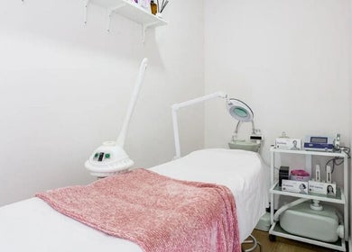 Sala de tratamiento en Rose nails and Beauty, Madrid, Comunidad De Madrid, ES, equipada con camilla y herramientas.