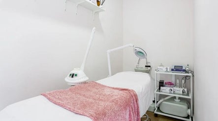 Sala de tratamiento en Rose nails and Beauty, Madrid, Comunidad De Madrid, ES, equipada con camilla y herramientas.