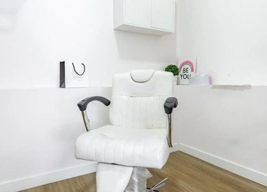 Silla de salón blanco en Rose nails and Beauty, Madrid, Comunidad De Madrid, ES.