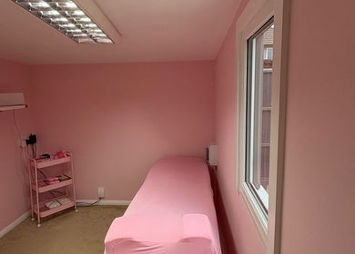 Tranquil pink treatment room at Peachy Lashes By Georgia in Horley, England, GB, perfect for relaxation.