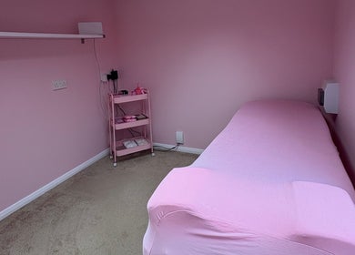 Relaxing pink treatment room at Peachy Lashes By Georgia, Horley, England, GB offering soothing wellness services.