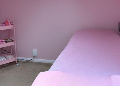 Cozy treatment room at Peachy Lashes By Georgia, Horley, England, GB with pink decor and massage bed.