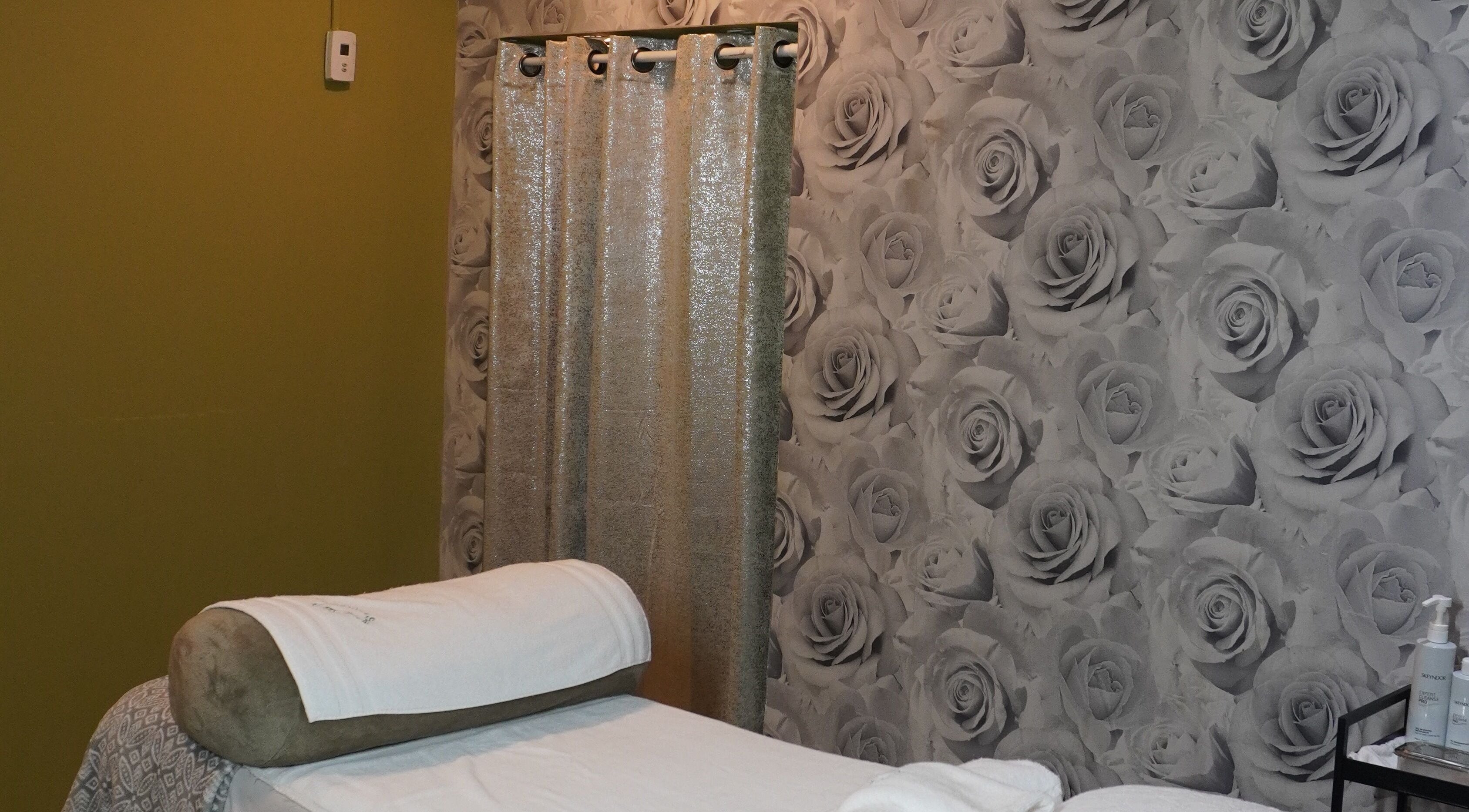 Relaxing massage room with floral decor at Circulo A SPA, San Juan, San Juan, PR.