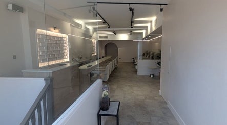 Modern, elegant interior of néutra beauty salon in London, England, GB with plush seating and ambient lighting.