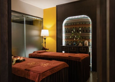 Phòng massage thư giãn tại Relax Massage & Spa Sapa, Lào Cai, Lào Cai, VN với ánh sáng ấm áp và giường massage.