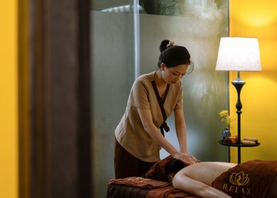 Trị liệu viên tại Relax Massage & Spa Sapa, Lào Cai, Lào Cai, VN thực hiện massage thư giãn.