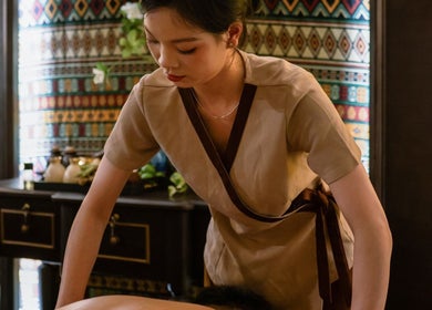 Kỹ thuật viên chuyên nghiệp tại Relax Massage & Spa Sapa, Lào Cai, Lào Cai, VN đang thực hiện liệu pháp massage.