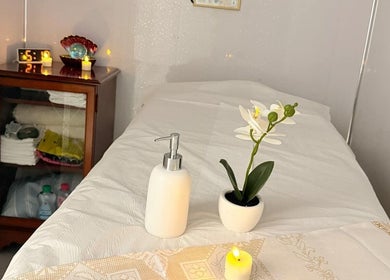 Relaxing massage room at Malai Thai masseur North Finchley in London, England, GB with calming decor.