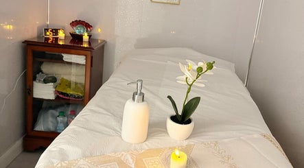 Relaxing massage room at Malai Thai masseur North Finchley in London, England, GB with calming decor.