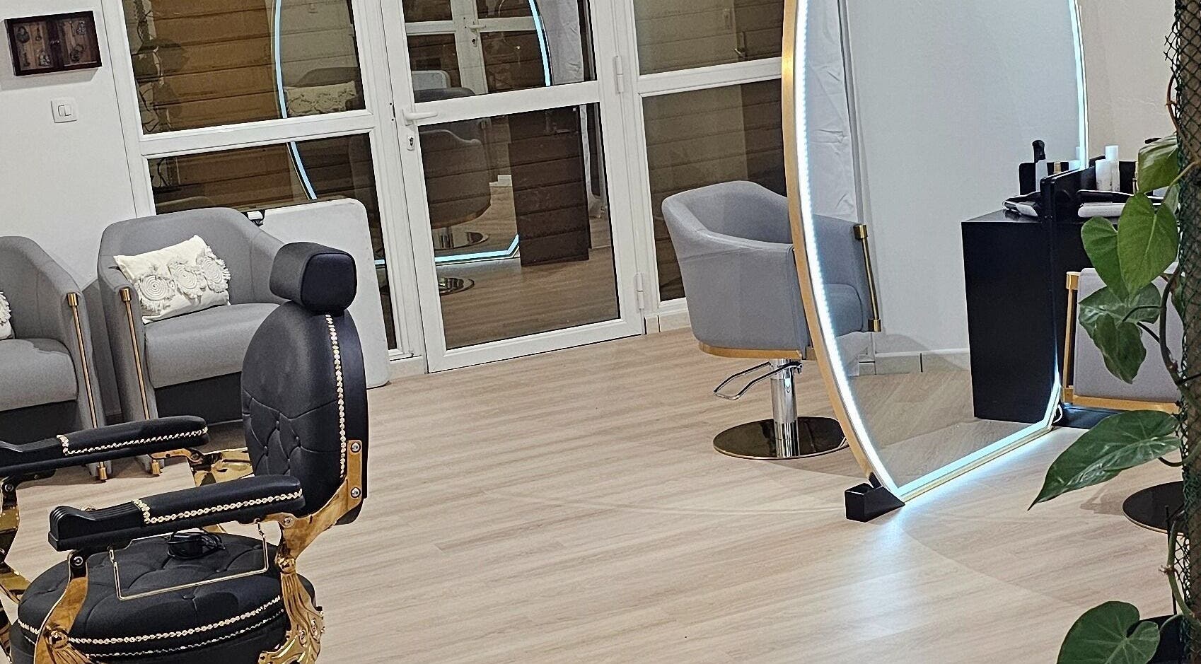 Intérieur élégant de Studio 9 à La Possession, La Réunion, RE, avec fauteuils modernes et grand miroir.